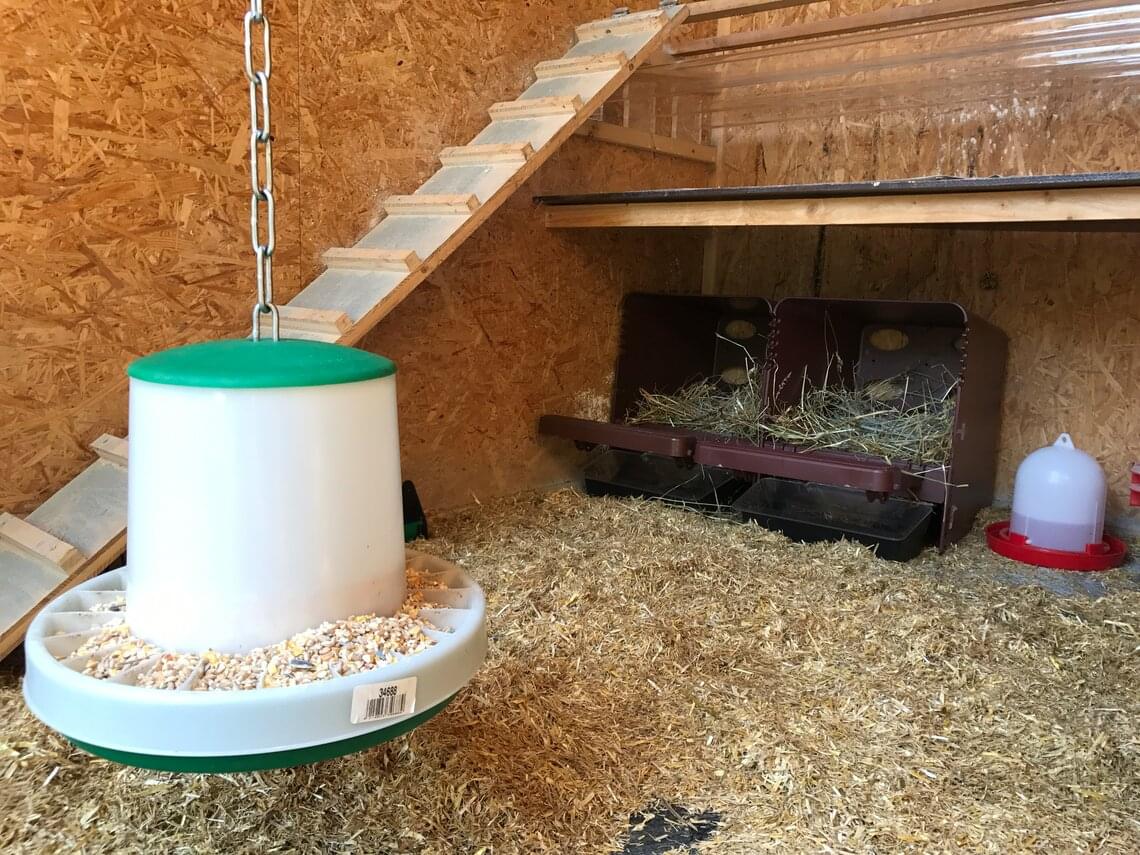 Innenansicht Hühnerstall mit Zubehör
